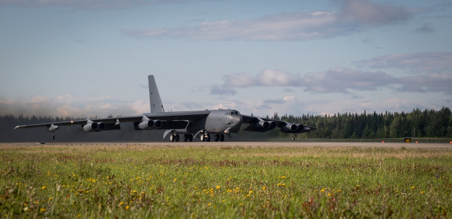 B-52H z 96. Eskadry Bombowej 2 Skrzydła Bombowego USAF startuje z lotniska Eielson Air Force Base na Alasce. - Foto: U.S. Air Force / Senior Airman Lillian Miller