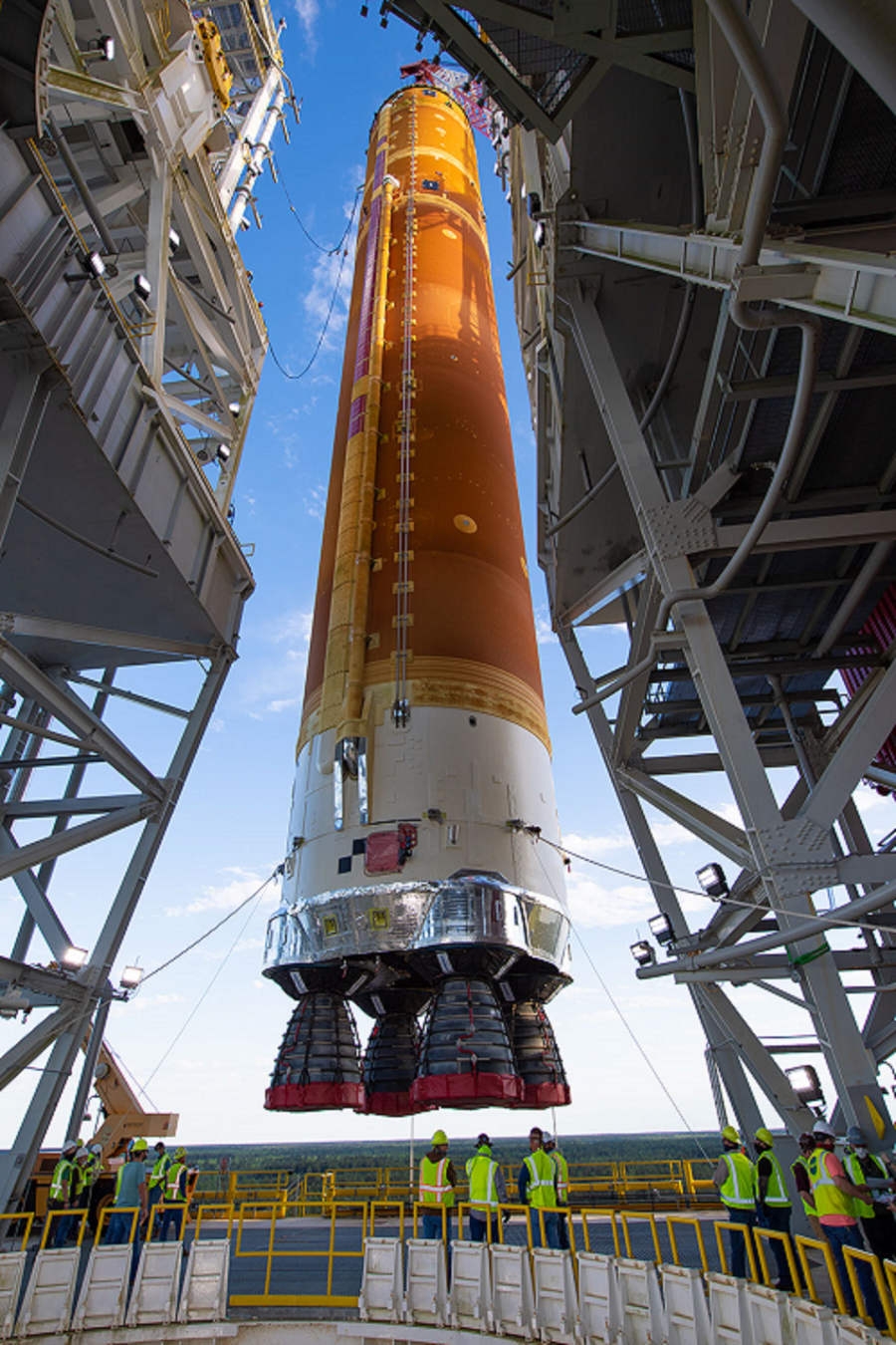 Przygotowania w Stennis Space Center. Głównym bohaterem rakieta SLS. - Foto: NASA