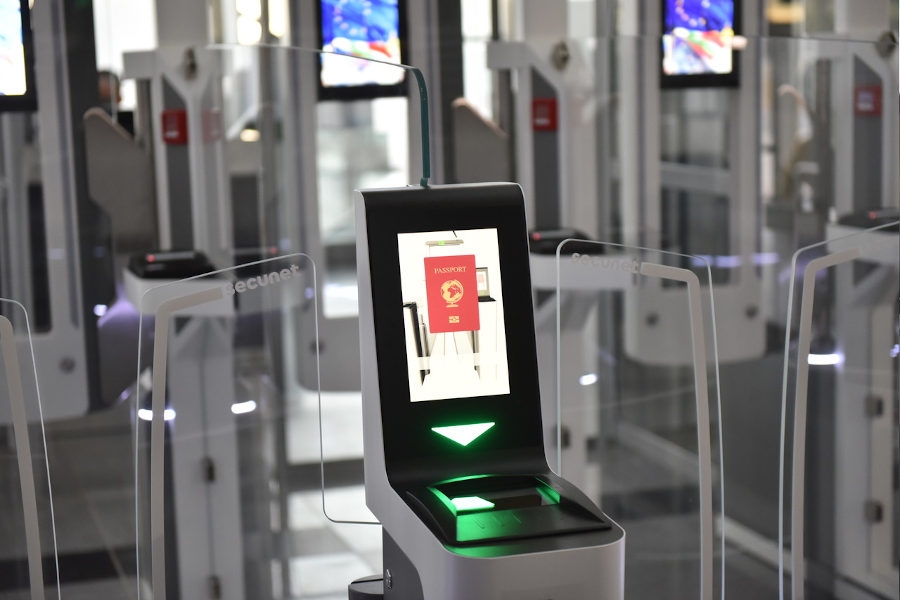 Bramki do automatycznej kontroli dokumentów na lotnisku we Wrocławiu. - Foto: Wrocław Airport