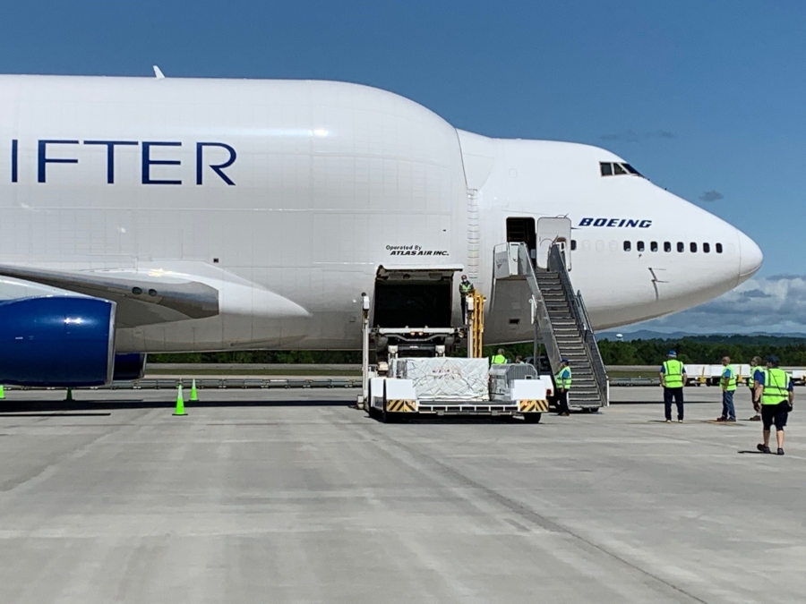 Dreamlifter transportuje środki ochrony osobistej dla służby zdrowia - Foto: Boeing