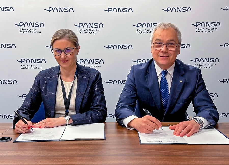  Prezes Polskiej Agencji Żeglugi Powietrznej Anita Oleksiak oraz Rektor Politechniki Śląskiej prof. dr hab. inż. Arkadiusz Mężyk - Foto: PAŻP