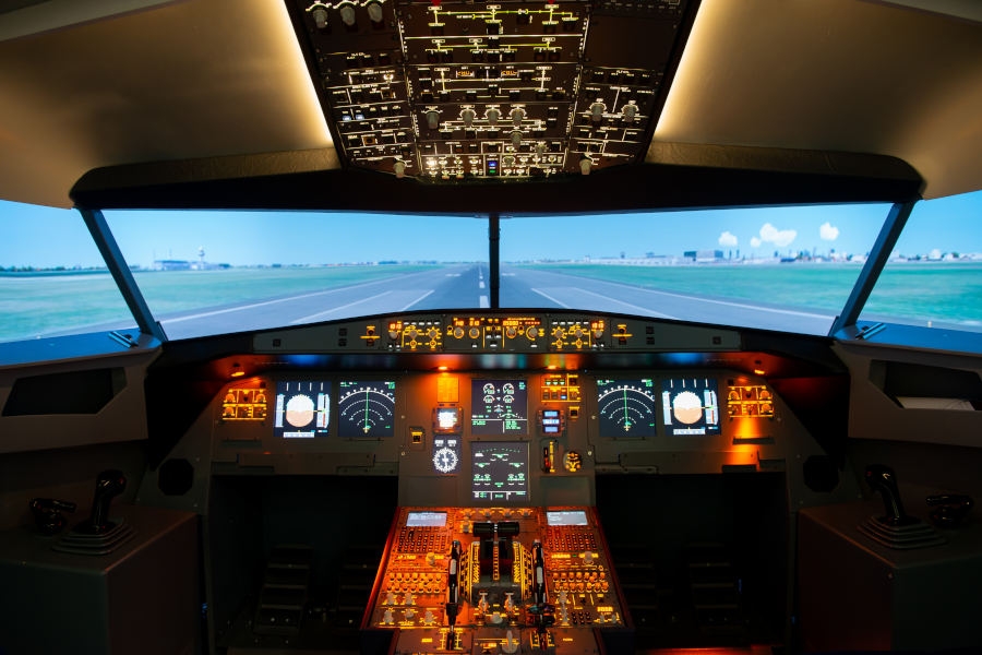Zostań pilotem. Lot w profesjonalnym symulatorze samolotu. - Foto: Prezentmarzen.com