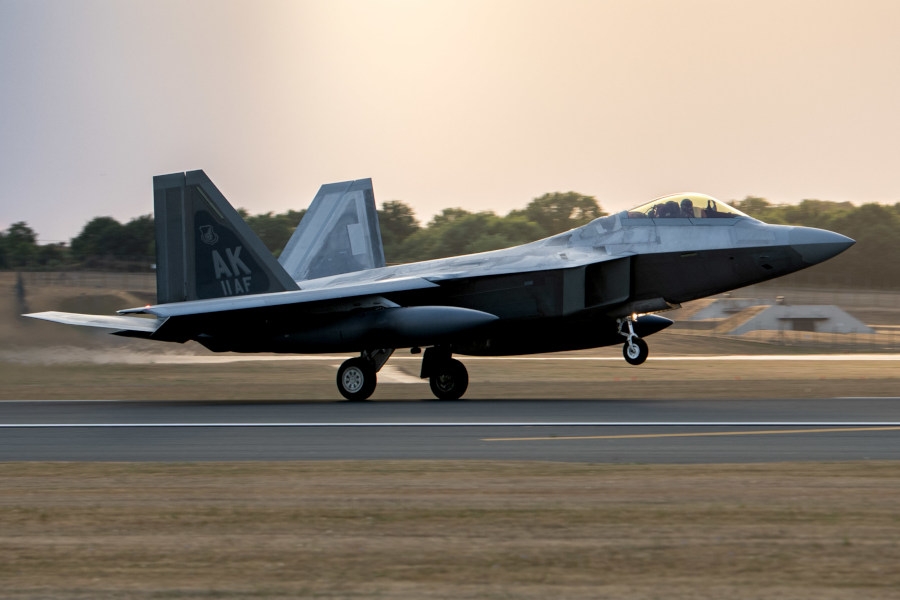 F-22 Raptor Sił Powietrznych Stanów Zjednoczonych lądujący w Królewskich Siłach Powietrznych Lakenheath w Wielkiej Brytanii. - Foto: United States Air Force