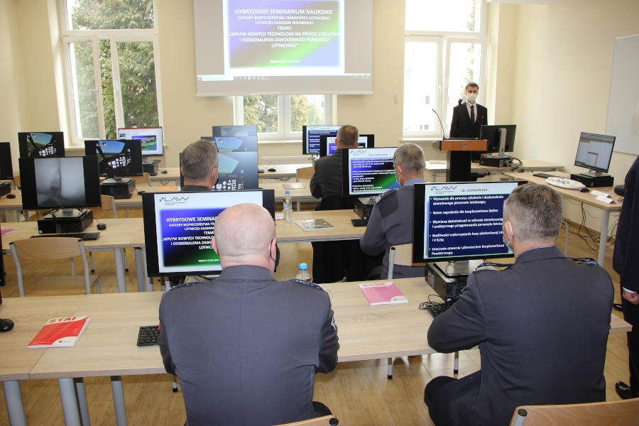 Wyposażenie to 20 nowych komputerów, okulograf (urządzenie umożliwiające m.in. badanie procesów percepcyjnych w szkoleniu lotniczym w symulatorze i kabinie lotniczej), System Testów Wiedeńskich (szeroki wybór testów badających konkretne umiejętności) oraz tradycyjne testy papier-ołówekť. - Foto: LAW / mjr Marek Kwiatek