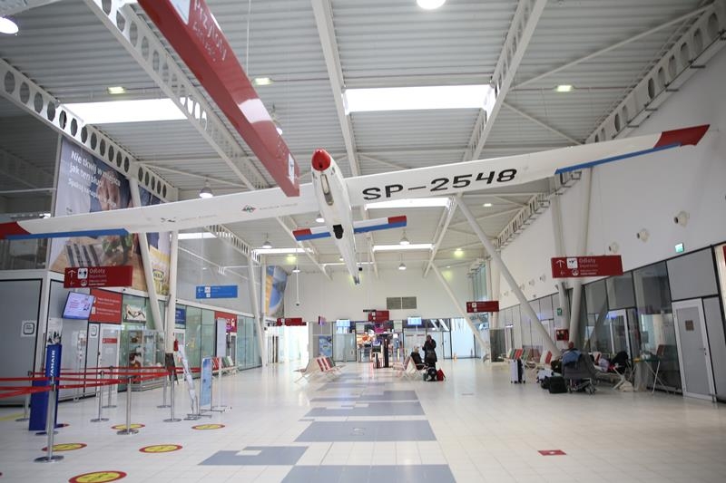 Przez dziesięć lat działania lotnisko obsłużyło ponad 2 miliony 800 tysięcy pasażerów i przeprowadziło 37 tysięcy operacji lotniczych. - Foto: Swidnik.pl