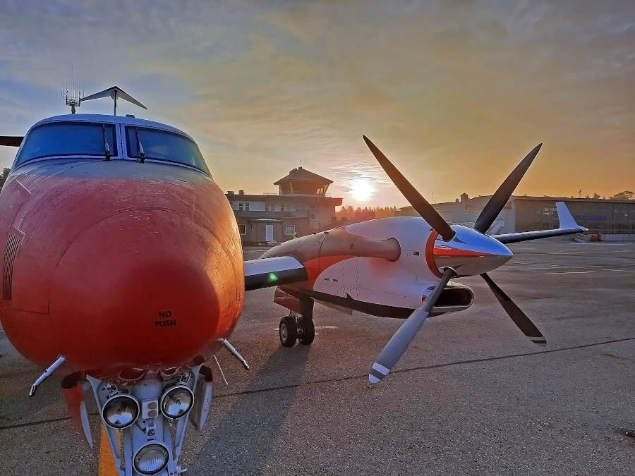 Beechcraft KingAir 350i na lotnisku w Połądze - Foto: Adam Tarnowski / PAŻP
