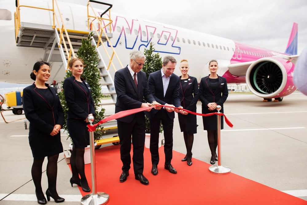 Pierwszy A121neo Wizz Air w Hamburgu, w Niemczech - od lewej do prawej:  Christian Scherer, dyrektor handlowy Airbusa i József VĂˇradi, prezes Wizz Air. - Foto: Airbus Press Release