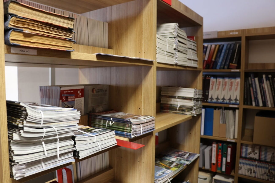 Zbiory biblioteki Muzeum Sił Powietrznych poddane konserwacji. - Foto: MSP