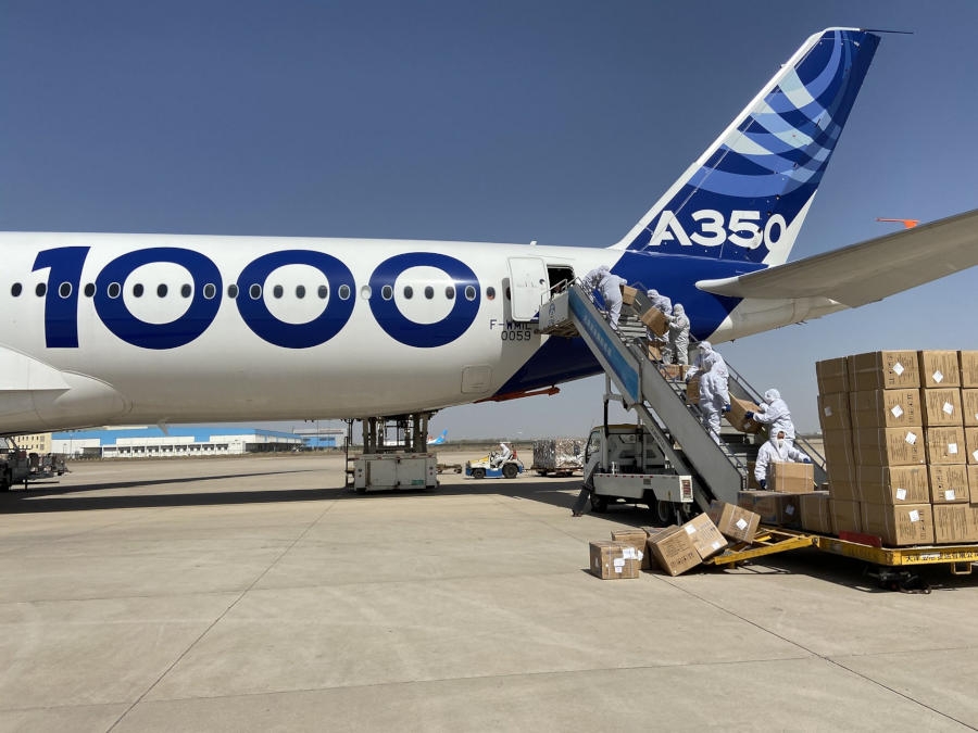 Samolot fabryczny A350-1000 pomaga walczyć z pandemią COVID-19. - Foto: Airbus