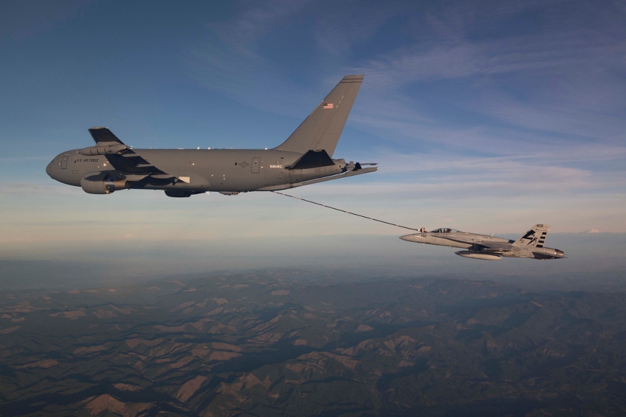 KC-46 podczas tankowania F/A-18. Foto: Boeing - 