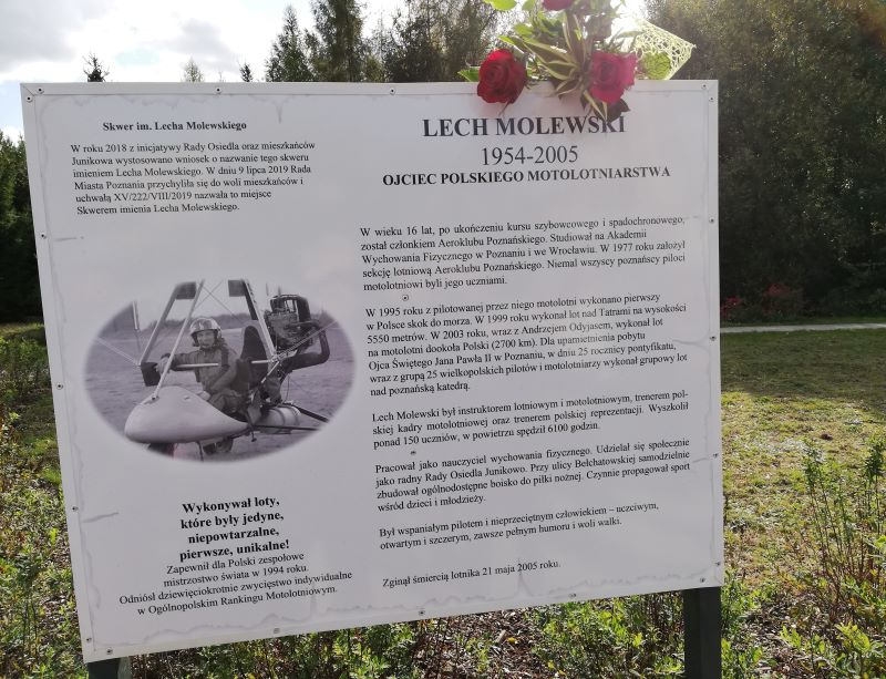 Tablica poświęcona Lechowi Molewskiemu na skwerze jego imienia - Foto: Aeroklub Poznański