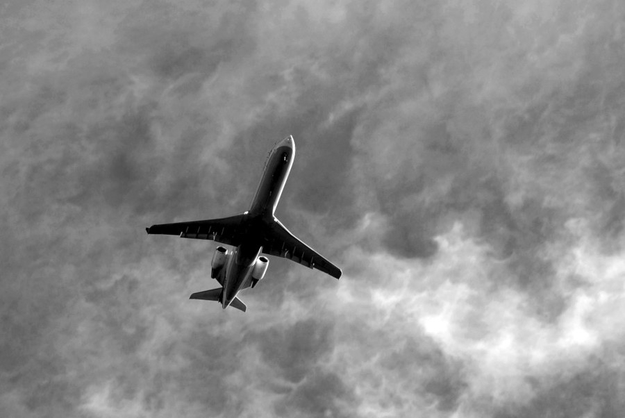 Nad liniami lotniczymi zbierają się czarne chmury. - Foto: Pixabay.com / Pixabay License