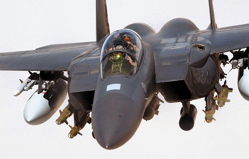 Źródło zdjęcia: SSGT AARON D. ALLMON II, CHARLESTON AFB S.C. [Public domain], via Wikimedia Commons - 