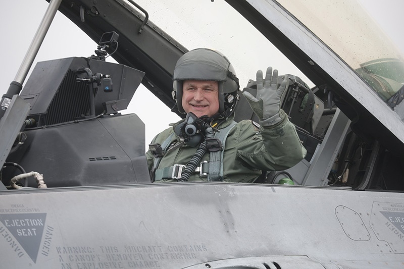 Pożegnalny lot gen. dyw. pil. Jacka Pszczoły - Foto: Michał Niwicz - Polska-zbrojna.pl