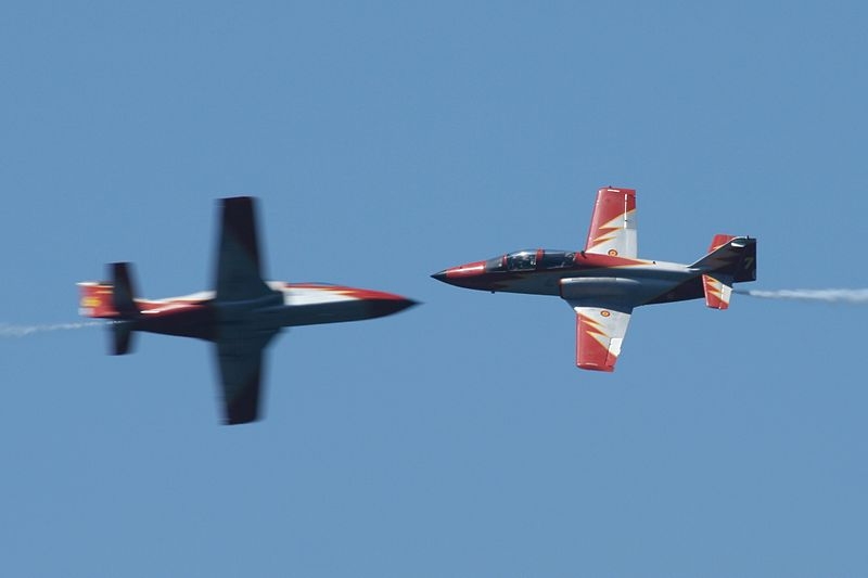 Źródło: By Contando Estrelas from Vigo, EspaĂ±a / Spain (Patrulla Ăguila  Uploaded by Dura-Ace) [CC BY-SA 2.0 (https://creativecommons.org/licenses/by-sa/2.0)], via Wikimedia Commons - 
