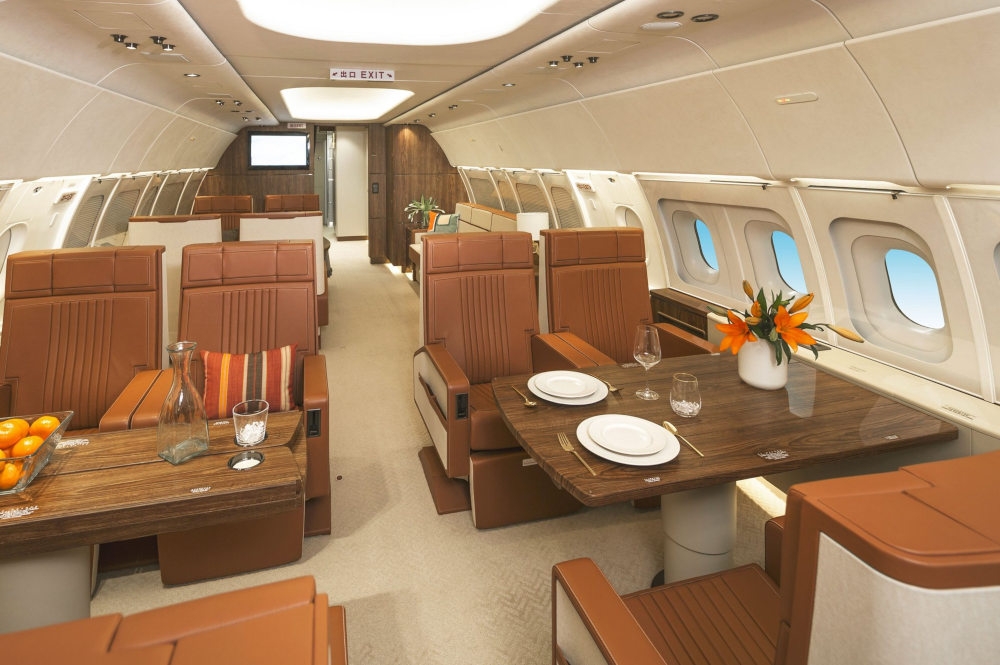 Airbus Corporate Jets (ACJ) oferuje swoim klientom opłacalne i wygodne rozwiązania w zakresie transportu lotniczego, oddając im do dyspozycji swoją unikalną wiedzę, najwyższej klasy obsługę, najlepsze rozwiązania techniczne i najwyższe standardy opieki, jakie można spotkać na współczesnym rynku lotnictwa biznesowego. Wszystkie biznesowe samoloty odrzutowe Airbus należą do najnowocześniejszej rodziny samolotów na rynku i powstały na bazie cieszących się powszechnym powodzeniem i najlepszą pozycją rynkową samolotów pasażerskich marki Airbus. - Foto: Airbus