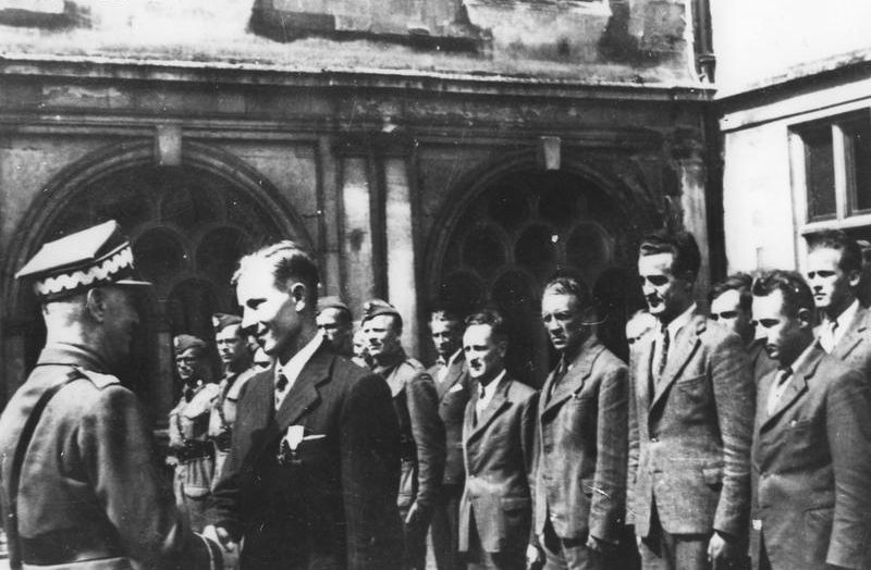 20 sierpnia 1942 roku gen. Sikorski w ośrodku cichociemnych w Audley End podczas dekoracji. / Autor - Public domain , via Wikimedia Commons. - 
