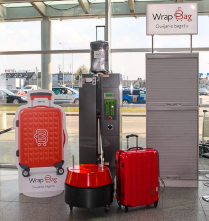 Wrap Bag  Owijanie bagażu  zlokalizowany jest w pobliżu punktów nadawania bagażu, pomiędzy terminalem odlotów a przylotów. Dla wygody pasażerów, usługa dostępna jest 7 dni w tygodniu, w godzinach 4.00-20.00, oraz w szczególnych przypadkach (jak np. nocne czartery) również poza standardowymi godzinami pracy. - Foto: Port Lotniczy Poznań Ławica