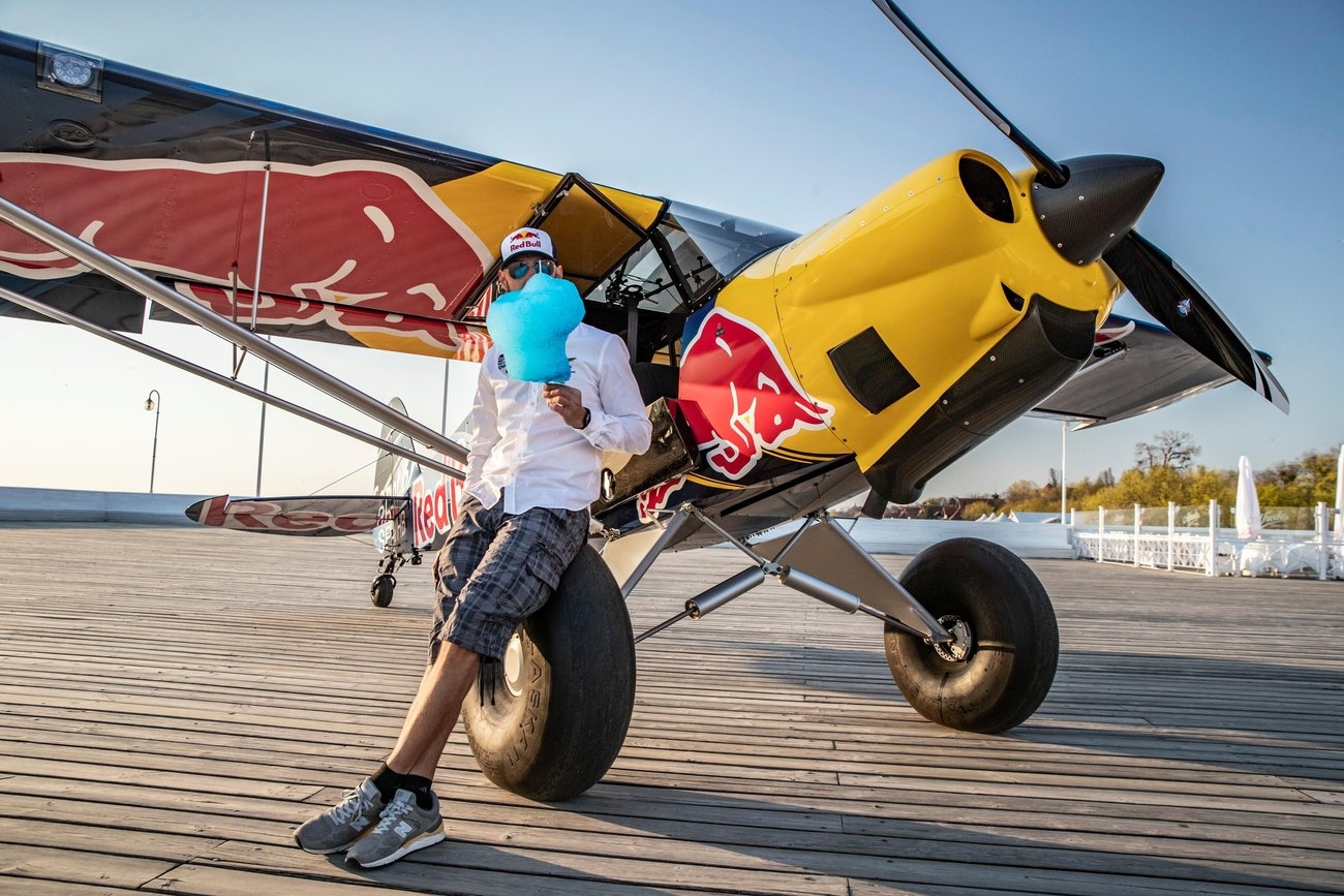 Łukasz Czepiela wylądował samolotem na molo w Sopocie. - © Marcin Kin / Red Bull Content Pool