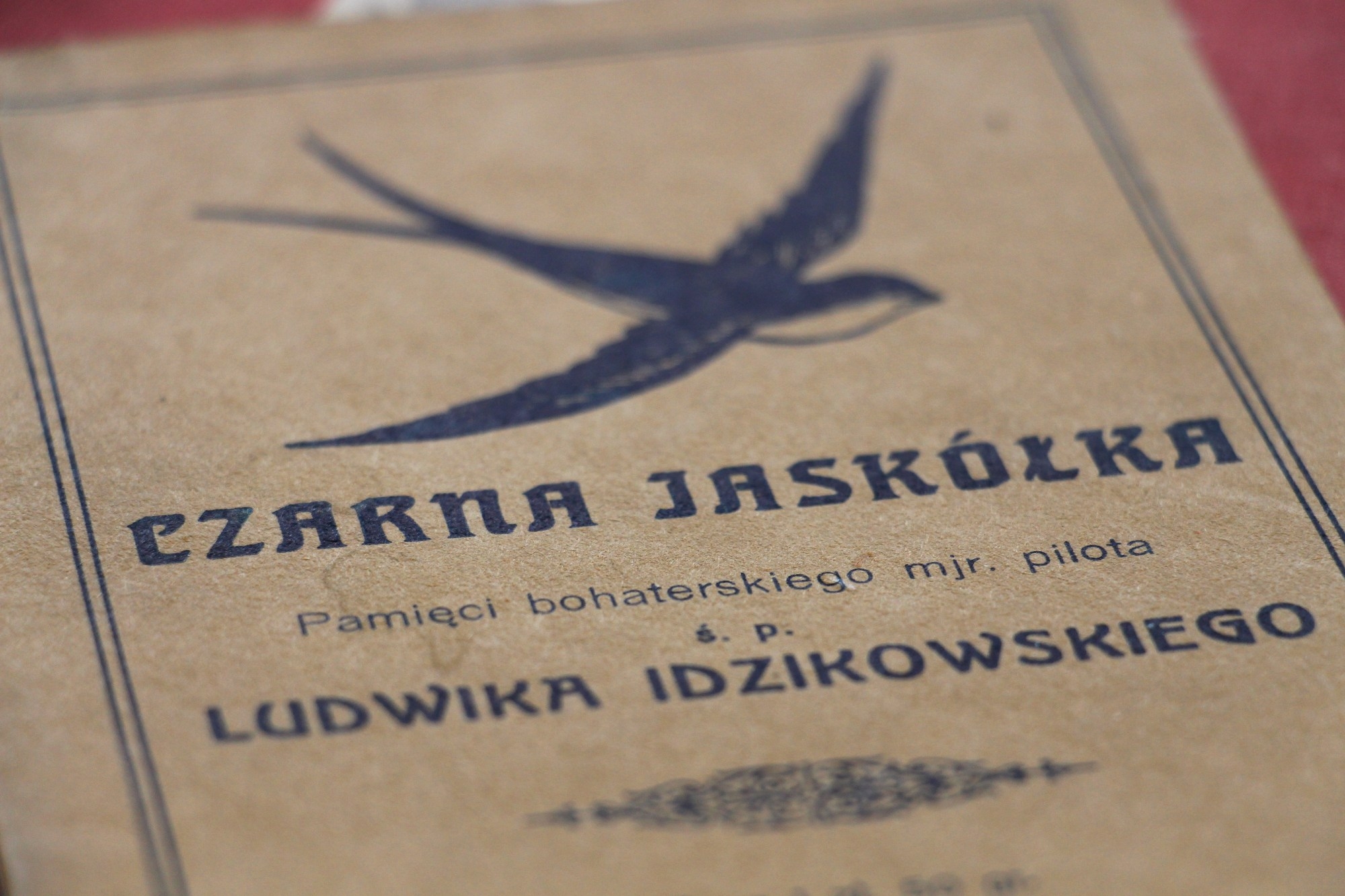 Tomik poezji pt. Czarna Jaskółkaautorstwa Julii Agnety Smoleńskiej poświęcony Ludwikowi Idzikowskiemu, z kolekcji Muzeum Sił Powietrznych w Dęblinie - 