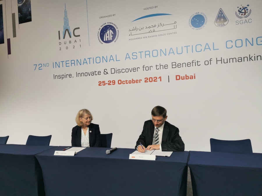 Prezes Polskiej Agencji Kosmicznej Grzegorz Wrochna w obecności zastępcy administratora NASA Pameli A. Melroy podpisał Artemis Accords. - Foto: POLSA