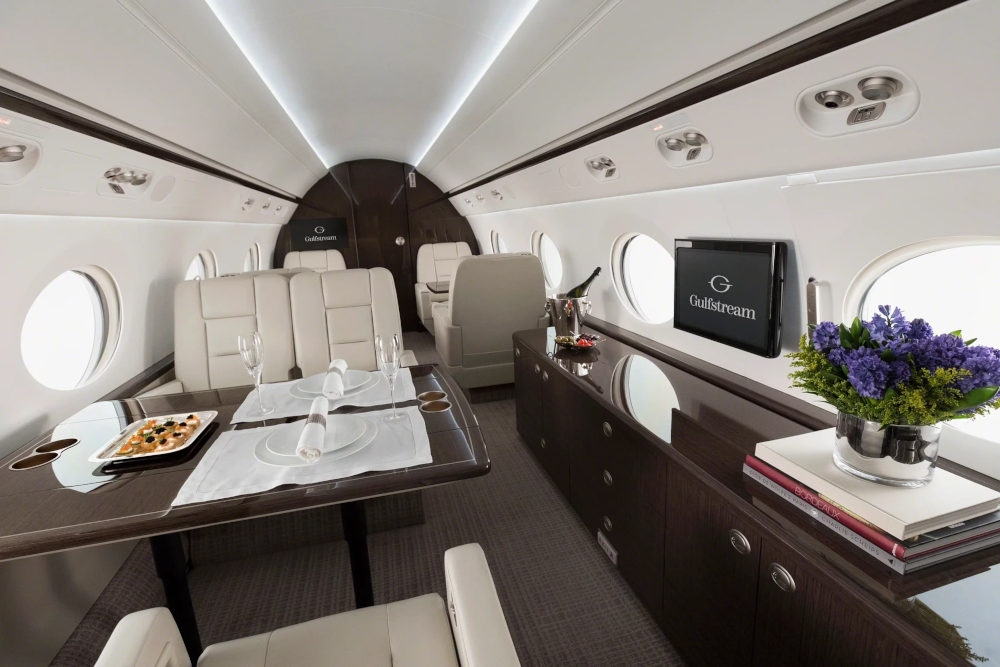 Eleganckie wnętrze kabiny samolotu Gulfstream 550. - Foto: Materiały prasowe Gulfstream.