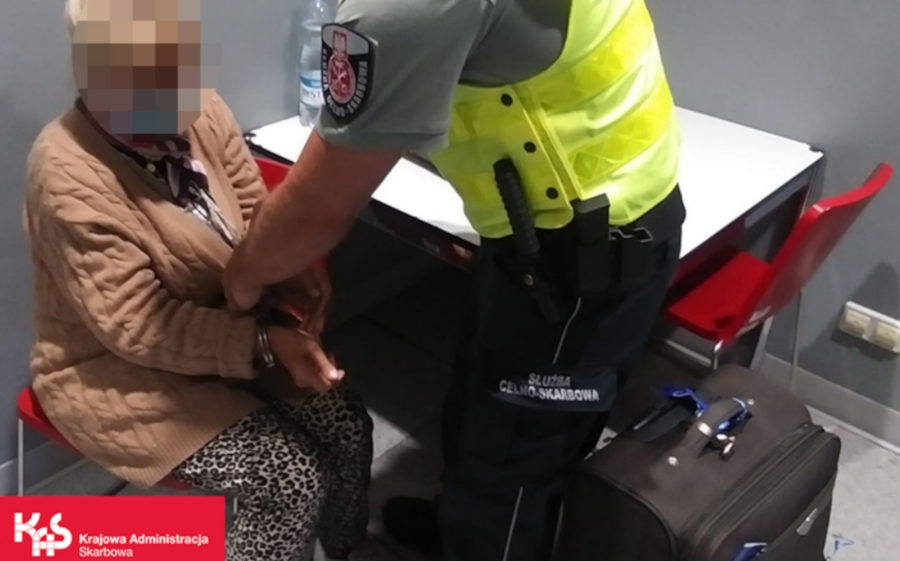 81-latka przemycała 5 kg heroiny. Została zatrzymana na Lotnisku Chopina - Foto: Izba Administracji Skarbowej w Warszawie