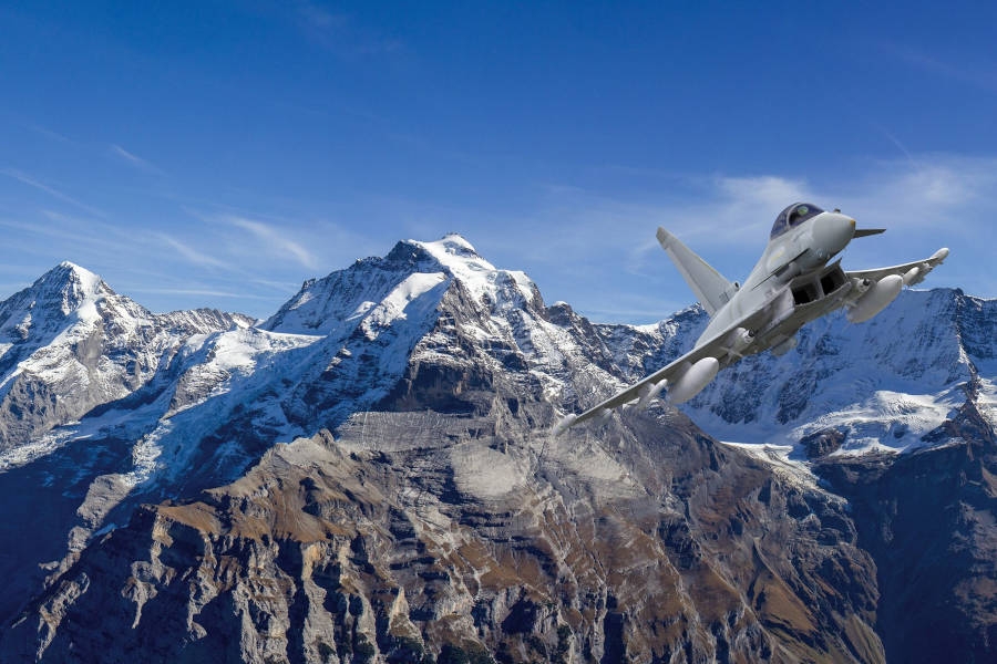 Eurofighter w szwajcarskich Alpach. - Foto: Airbus