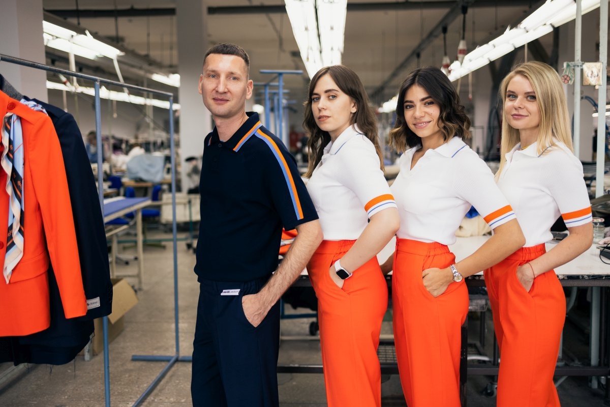 SkyUp: nowe uniformy dla męskiej części obsługi pokładowej - Foto: SkyUp