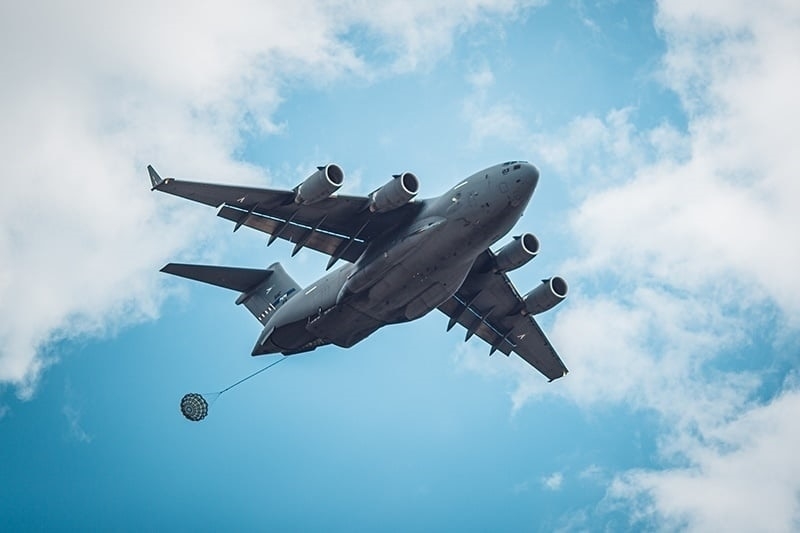 Desant żołnierzy 6 Brygady Powietrznodesantowej z amerykańskiego C-17. - Foto: 6.BPD