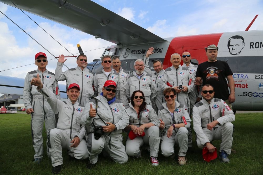 Ekipa samolotu An-2, który wykona przelot. - Foto: Filip Idzikowski