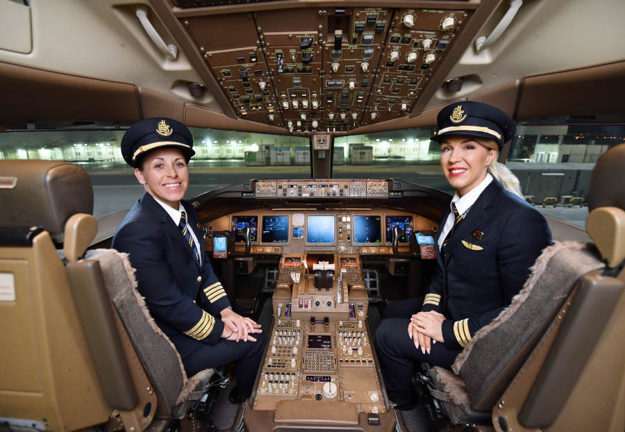 Linie Emirates doceniają kobiety, które mierzą wysoko w lotnictwie. - Foto: Emirates