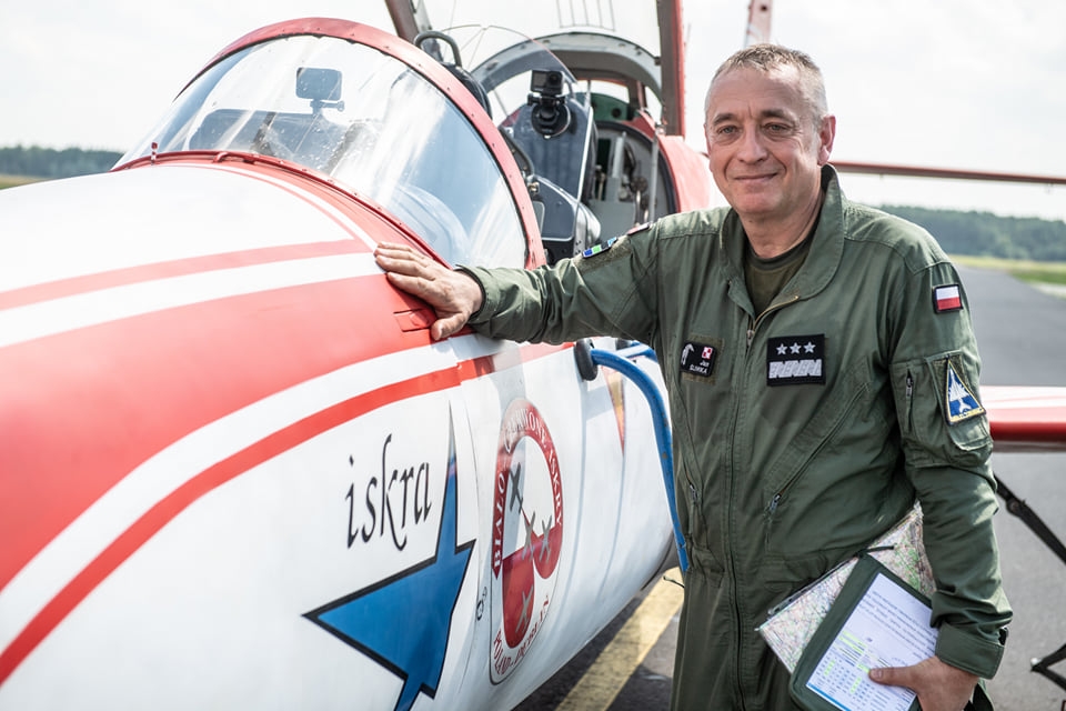 Generał Broni Pilot Jan Śliwka przy samolocie TS-11 Iskra. - Foto: 32.BLT