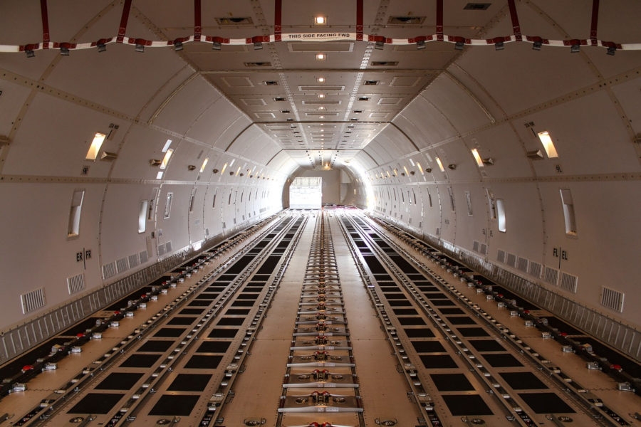 Powierzchnia ładowni samolotu B747 - Foto: Pixabay License