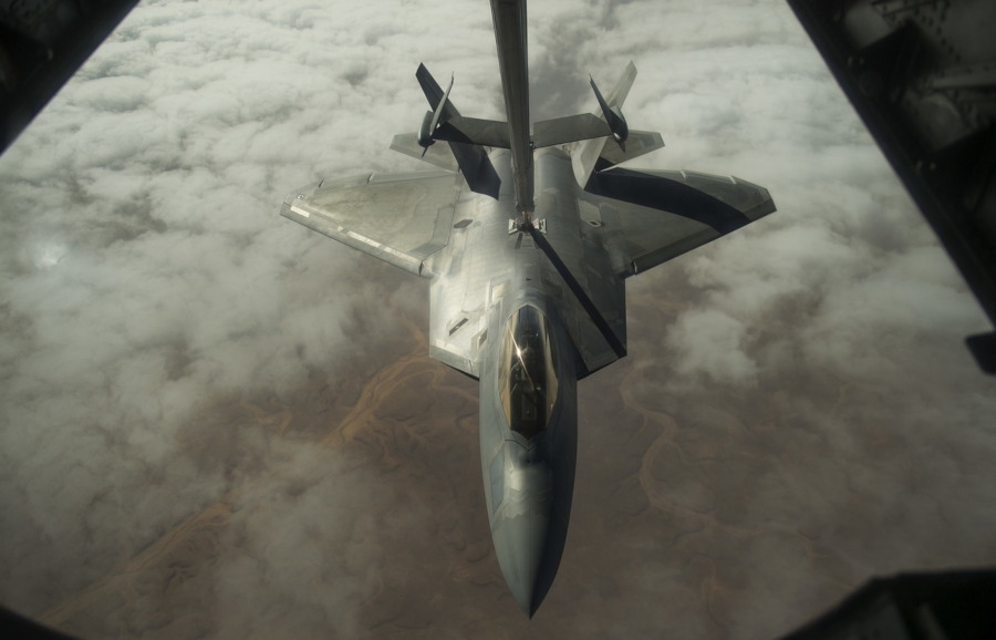 Myśliwiec F-22 podczas tankowania - Foto: Pixabay license - 