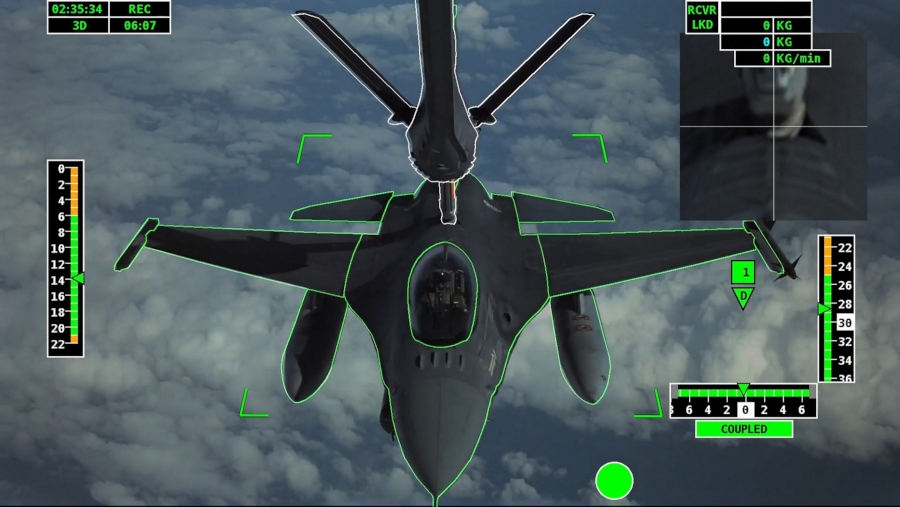 Pierwsze w pełni zautomatyzowane kontakty suchegotankowania między testową cysterną Airbusa a myśliwcem F-16 sił powietrznych Portugalii. - Foto: Airbus
