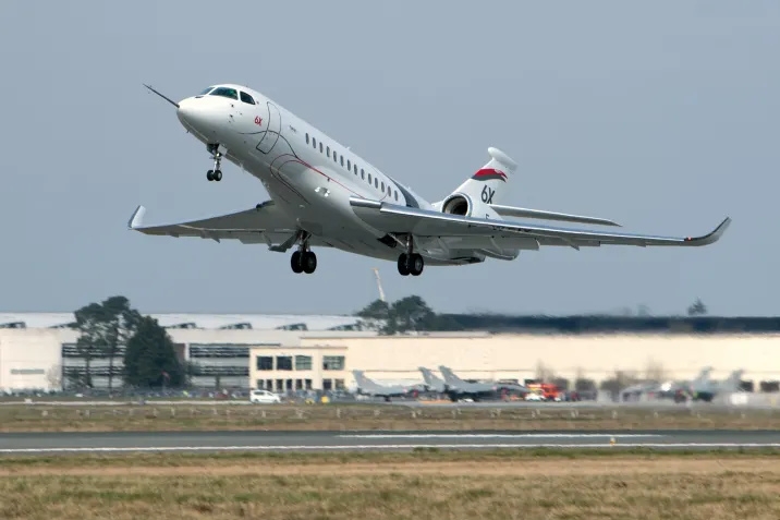 Z pilotami testowymi Bruno Ferry i Fabrice Valette za sterami, samolot 6X o numerze seryjnym 01 wystartował z fabryki MĂ©rignac Dassault Aviation w pobliżu Bordeaux o 14:45. - Foto: Dassault Aviation