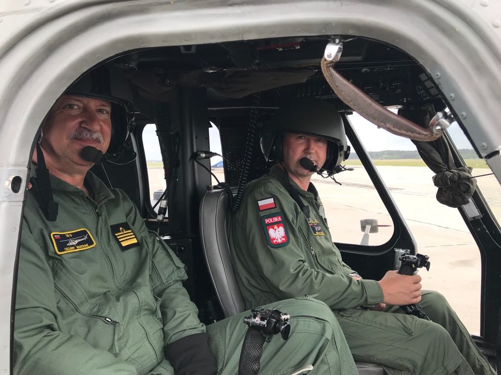 Kmdr ppor. Badaj jest instruktorem - pilotem śmigłowców Mi-2, Mi-17 i W-3WARM. - 