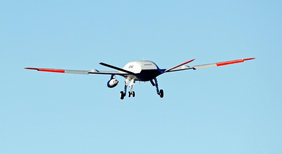 MQ-25 T1 w locie ze zbiornikiem do tankowania paliwa w powietrzu. - Foto: Boeing