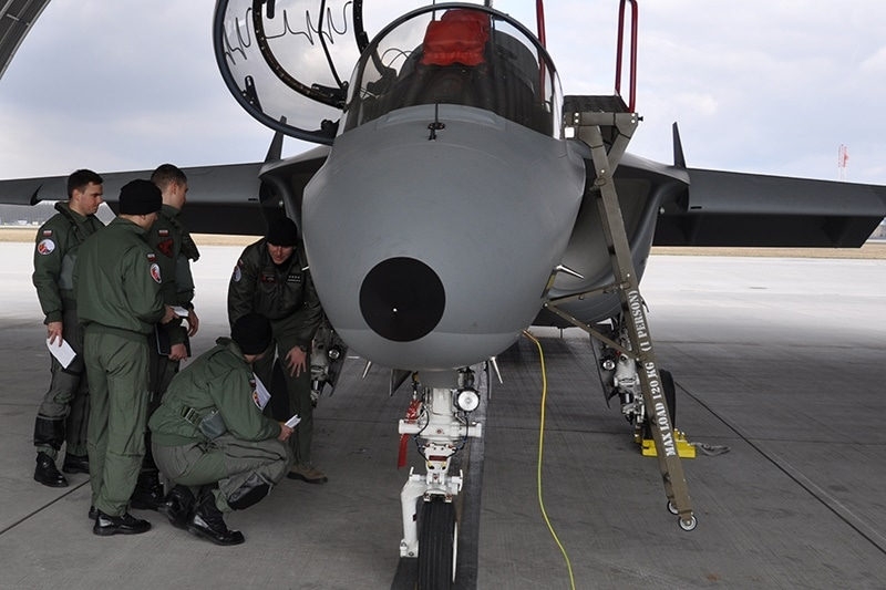 Szkolenie naziemne młodych pilotów trwa od 4 do 6 tygodni. Obecnie 4 Skrzydło Lotnictwa Szkolnego dysponuje ośmioma samolotami szkolno-treningowymi M-346 Bielik. - Foto: Piotr Raszewski / Polska-zbrojna.pl
