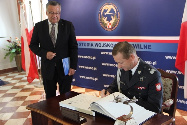 Od lewej: Prezes PAŻP Janusz Niedziela i Rektor  Komendant WSOSP gen. bryg. pil. dr Piotr Krawczyk. - 