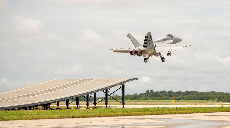 F/A-18 podczas testów na specjalnej rampie symulującej tzw. skocznię narciarską na lotniskowcach Indii. - Foto: Boeing