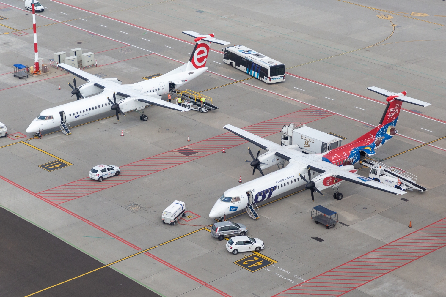 Samoloty Q400 LOT-u fot. Filip Modrzejewski. - 