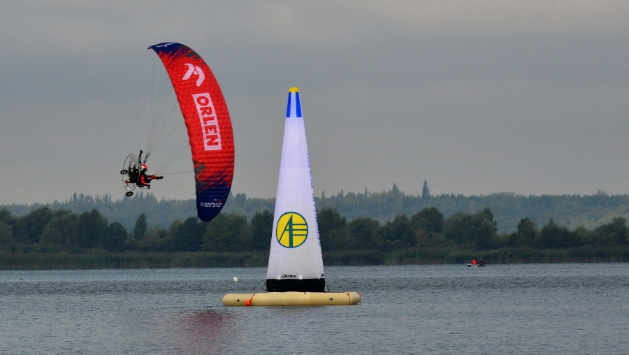 Wojciech Bógdał w powietrzu, paralotnia Dudek Snake 3 - Foto: Materiał zespołu