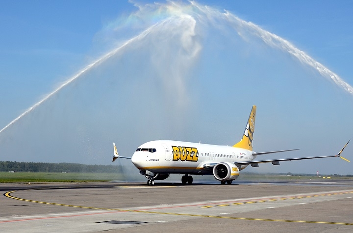 Pierwszy Boeing 737-8200 śGamechangerw barwach Buzz wylądował w Modlinie. - Foto: Ryanair