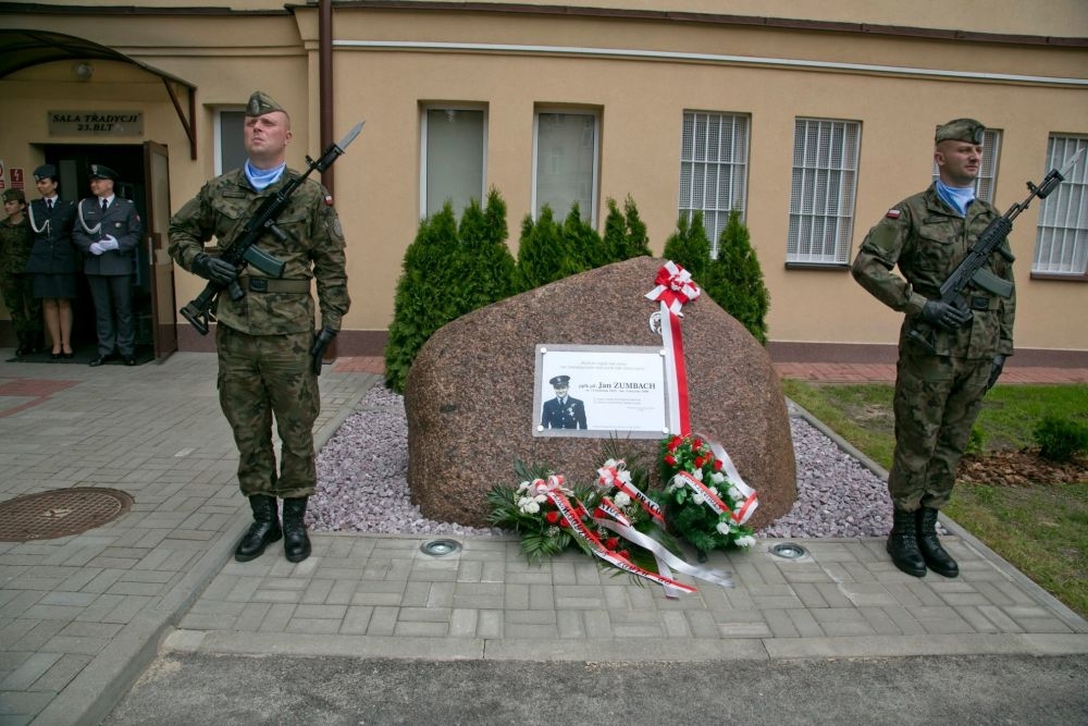 Kamień pamiątkowy poświęconu pilotowi Dywizjonu 303 w 23. Bazie Lotnictwa Taktycznego od teraz już im. ppłk pil. Jana Zumbacha. - Foto: Filip Idzikowski
