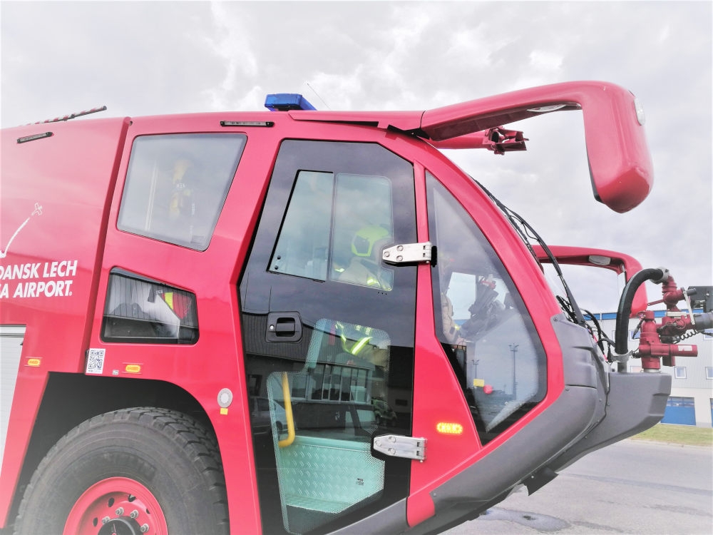 Nowy Feliks 4x4 ( tak go nazwał producent, polska firma Wiss z Bielska- Białej), zastąpił wóz, który w służbie lotniska był 30 lat. - Foto: Port lotniczy im. Lecha Wałęsy