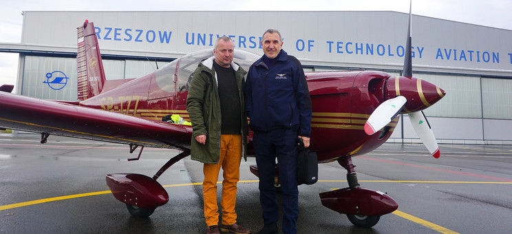 Za sterami statku powietrznego o znakach SP-TZZ zasiedli dyrektor ośrodka instr pilot Mieczysław Górak oraz instr pilot Krzysztof Grabek.  - Foto: Politechnika Rzeszowska