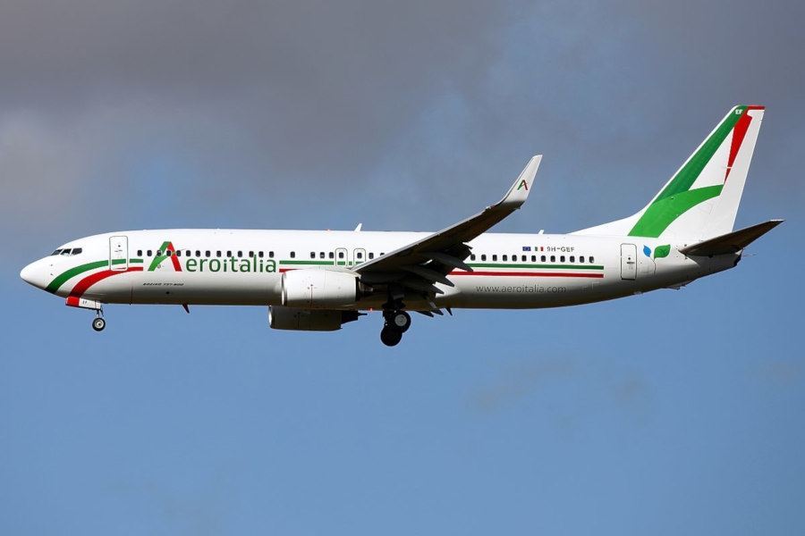 B737 Aeroitalia - Foto: Colin Cooke Photo, CC BY-SA 2.0 , via Wikimedia Commons