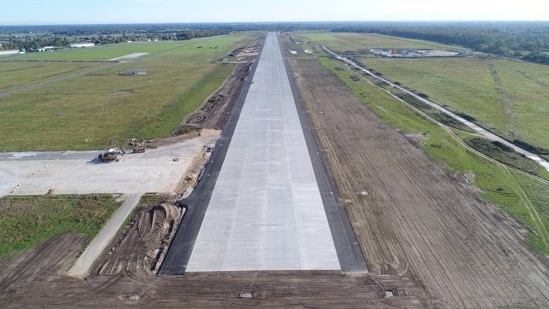 Radomski pas ma 2500 metrów długości, co w razie potrzeby pozwoli na przyjmowanie statków powietrznych nawet kodu E, czyli boeingów B777 czy B787. - Foto: PPL